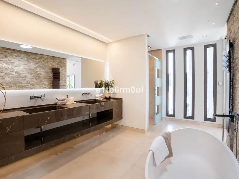 Experience the pinnacle of modern Mediterranean architecture with this brand-new designer villa nestled in the prestigious La Quinta residential enclave of Benahavís. Offering breathtaking panoramic sea and golf course views, this exquisitely crafted home