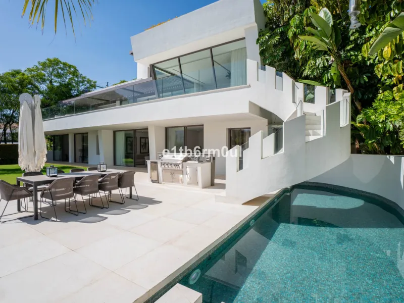 Experience the pinnacle of modern Mediterranean architecture with this brand-new designer villa nestled in the prestigious La Quinta residential enclave of Benahavís. Offering breathtaking panoramic sea and golf course views, this exquisitely crafted home