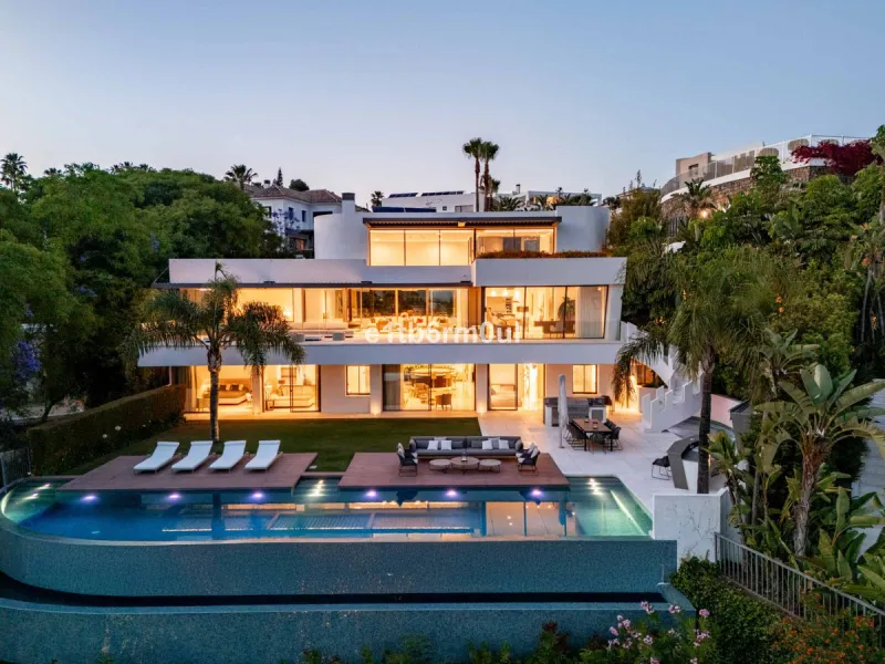 Experience the pinnacle of modern Mediterranean architecture with this brand-new designer villa nestled in the prestigious La Quinta residential enclave of Benahavís. Offering breathtaking panoramic sea and golf course views, this exquisitely crafted home