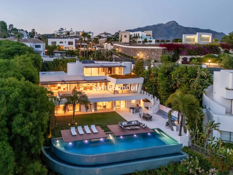 Experience the pinnacle of modern Mediterranean architecture with this brand-new designer villa nestled in the prestigious La Quinta residential enclave of Benahavís. Offering breathtaking panoramic sea and golf course views, this exquisitely crafted home