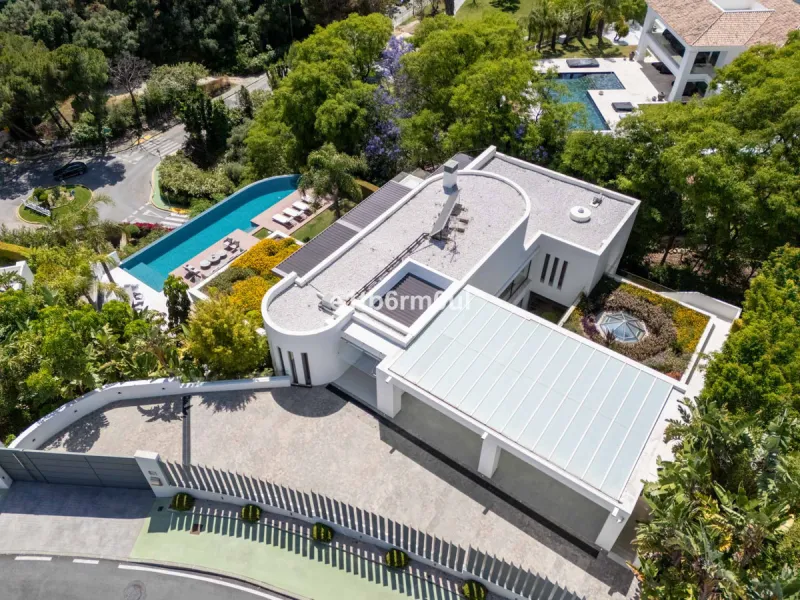 Experience the pinnacle of modern Mediterranean architecture with this brand-new designer villa nestled in the prestigious La Quinta residential enclave of Benahavís. Offering breathtaking panoramic sea and golf course views, this exquisitely crafted home