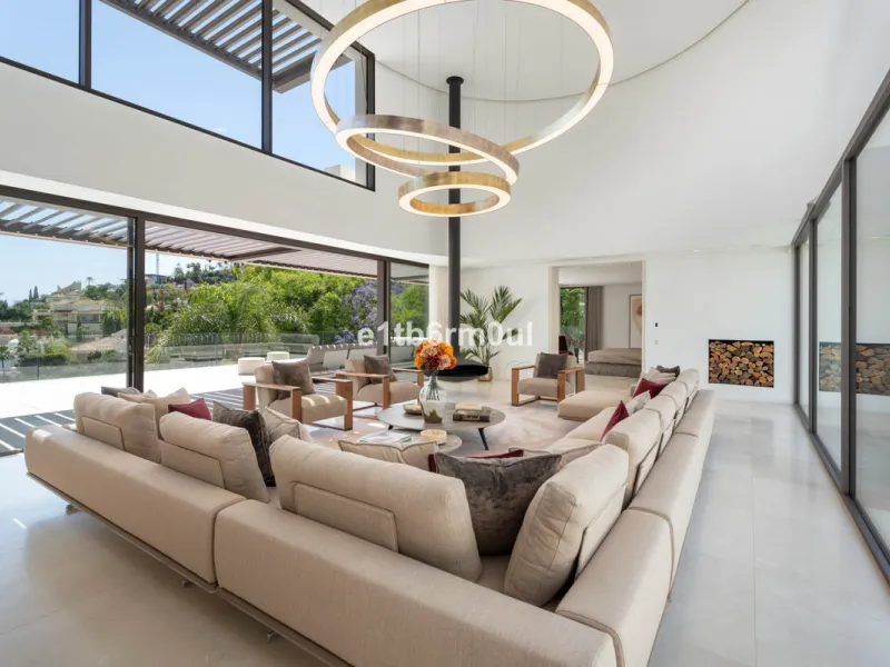 Experience the pinnacle of modern Mediterranean architecture with this brand-new designer villa nestled in the prestigious La Quinta residential enclave of Benahavís. Offering breathtaking panoramic sea and golf course views, this exquisitely crafted home