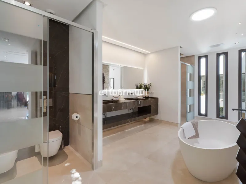 Experience the pinnacle of modern Mediterranean architecture with this brand-new designer villa nestled in the prestigious La Quinta residential enclave of Benahavís. Offering breathtaking panoramic sea and golf course views, this exquisitely crafted home