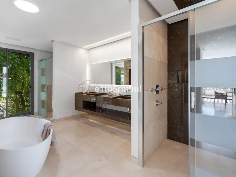 Experience the pinnacle of modern Mediterranean architecture with this brand-new designer villa nestled in the prestigious La Quinta residential enclave of Benahavís. Offering breathtaking panoramic sea and golf course views, this exquisitely crafted home