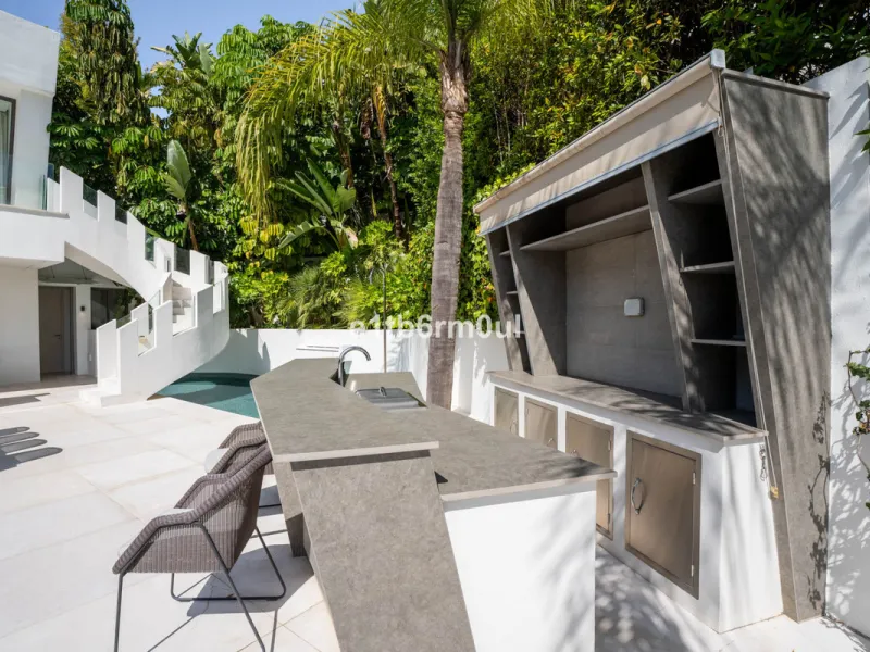 Experience the pinnacle of modern Mediterranean architecture with this brand-new designer villa nestled in the prestigious La Quinta residential enclave of Benahavís. Offering breathtaking panoramic sea and golf course views, this exquisitely crafted home