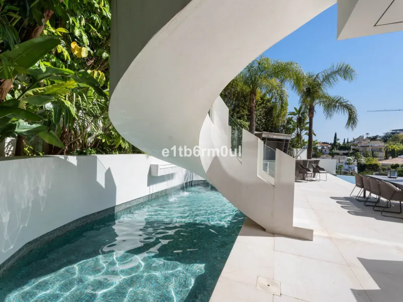 Experience the pinnacle of modern Mediterranean architecture with this brand-new designer villa nestled in the prestigious La Quinta residential enclave of Benahavís. Offering breathtaking panoramic sea and golf course views, this exquisitely crafted home