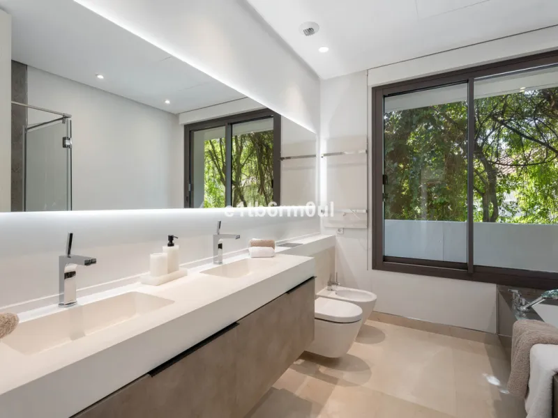 Experience the pinnacle of modern Mediterranean architecture with this brand-new designer villa nestled in the prestigious La Quinta residential enclave of Benahavís. Offering breathtaking panoramic sea and golf course views, this exquisitely crafted home