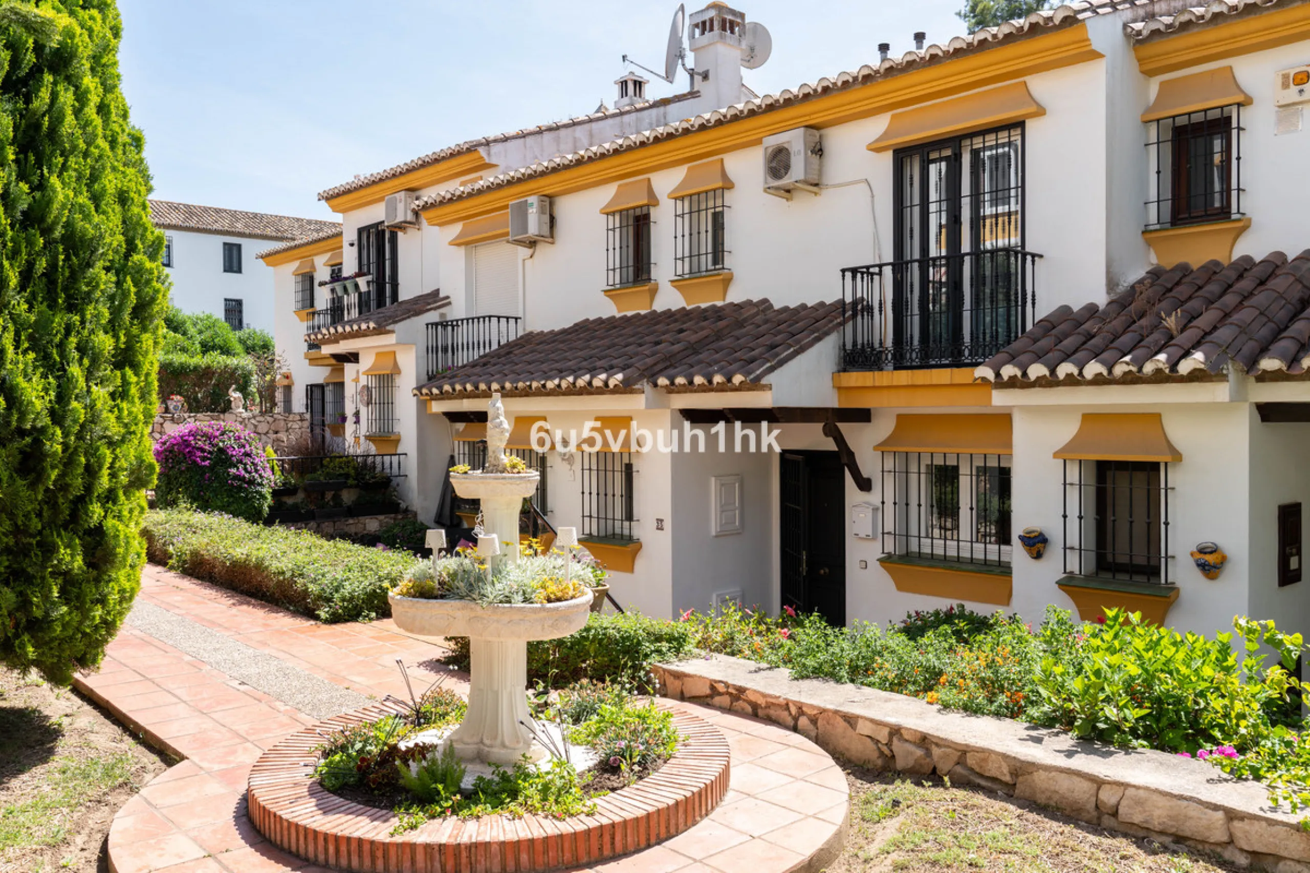 Welcome to a charming townhouse set right on the golf course in Mijas, surrounded by nature, peace, and Andalusian charm. This beautifully maintained home offers a private garden with open green views, backing directly onto a well-kept golf area, ideal fo