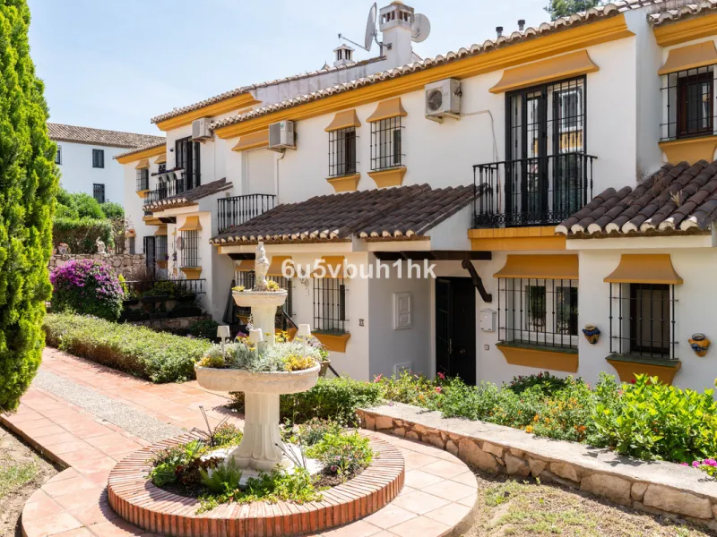 Welcome to a charming townhouse set right on the golf course in Mijas, surrounded by nature, peace, and Andalusian charm. This beautifully maintained home offers a private garden with open green views, backing directly onto a well-kept golf area, ideal fo
