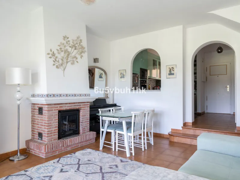 Welcome to a charming townhouse set right on the golf course in Mijas, surrounded by nature, peace, and Andalusian charm. This beautifully maintained home offers a private garden with open green views, backing directly onto a well-kept golf area, ideal fo