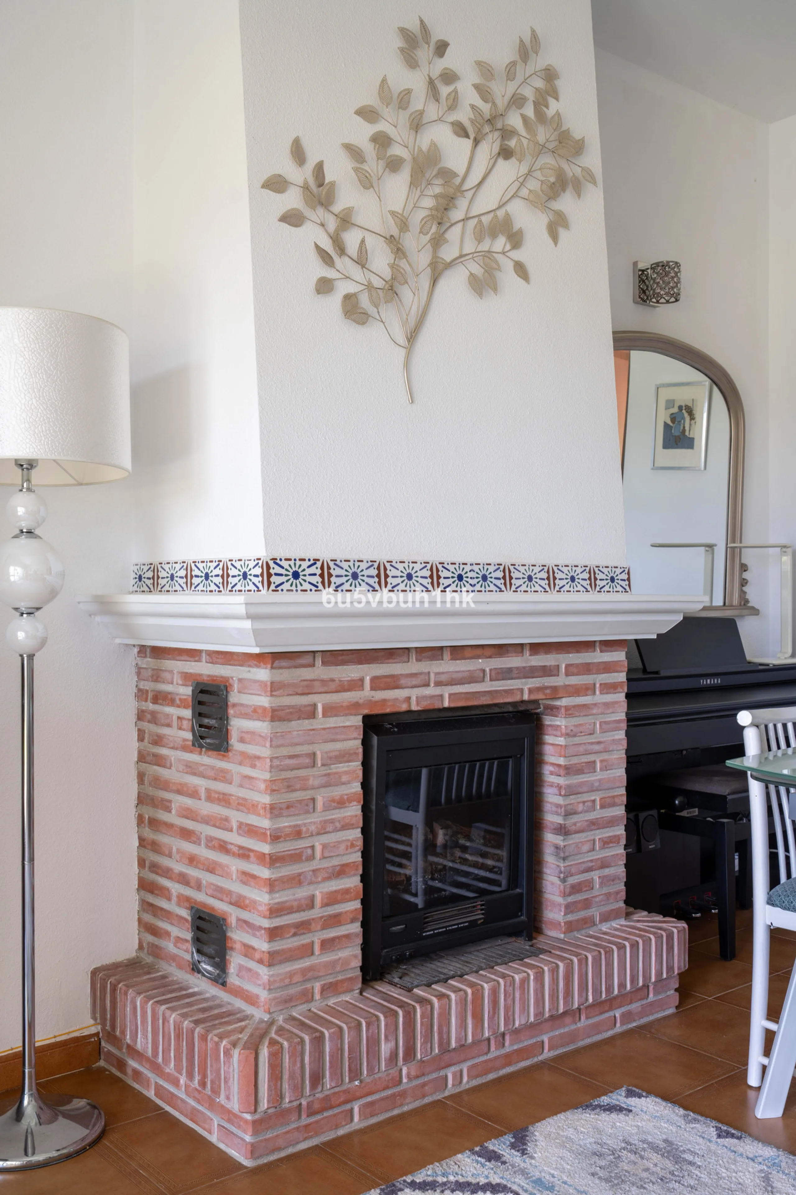 Welcome to a charming townhouse set right on the golf course in Mijas, surrounded by nature, peace, and Andalusian charm. This beautifully maintained home offers a private garden with open green views, backing directly onto a well-kept golf area, ideal fo