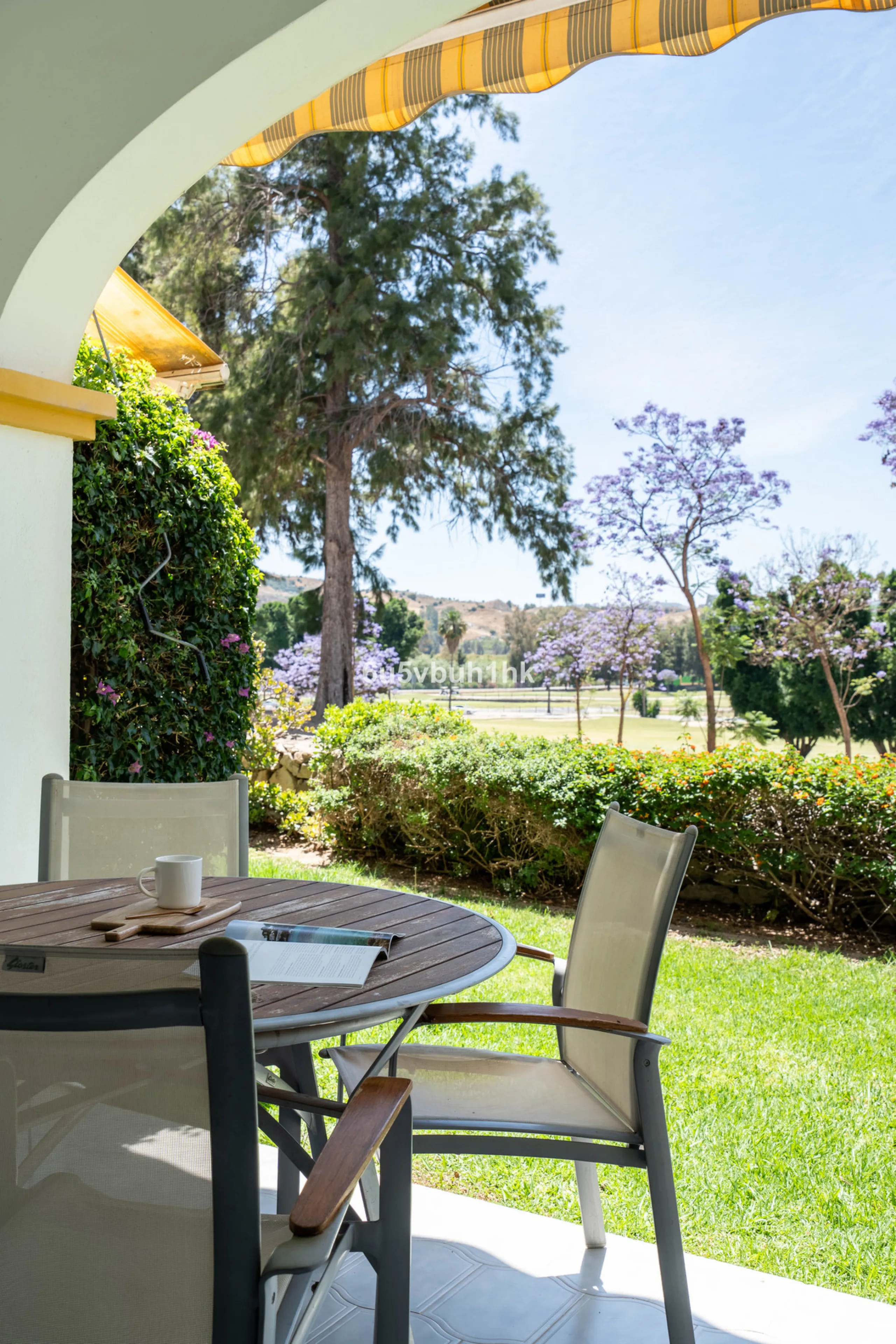 Welcome to a charming townhouse set right on the golf course in Mijas, surrounded by nature, peace, and Andalusian charm. This beautifully maintained home offers a private garden with open green views, backing directly onto a well-kept golf area, ideal fo