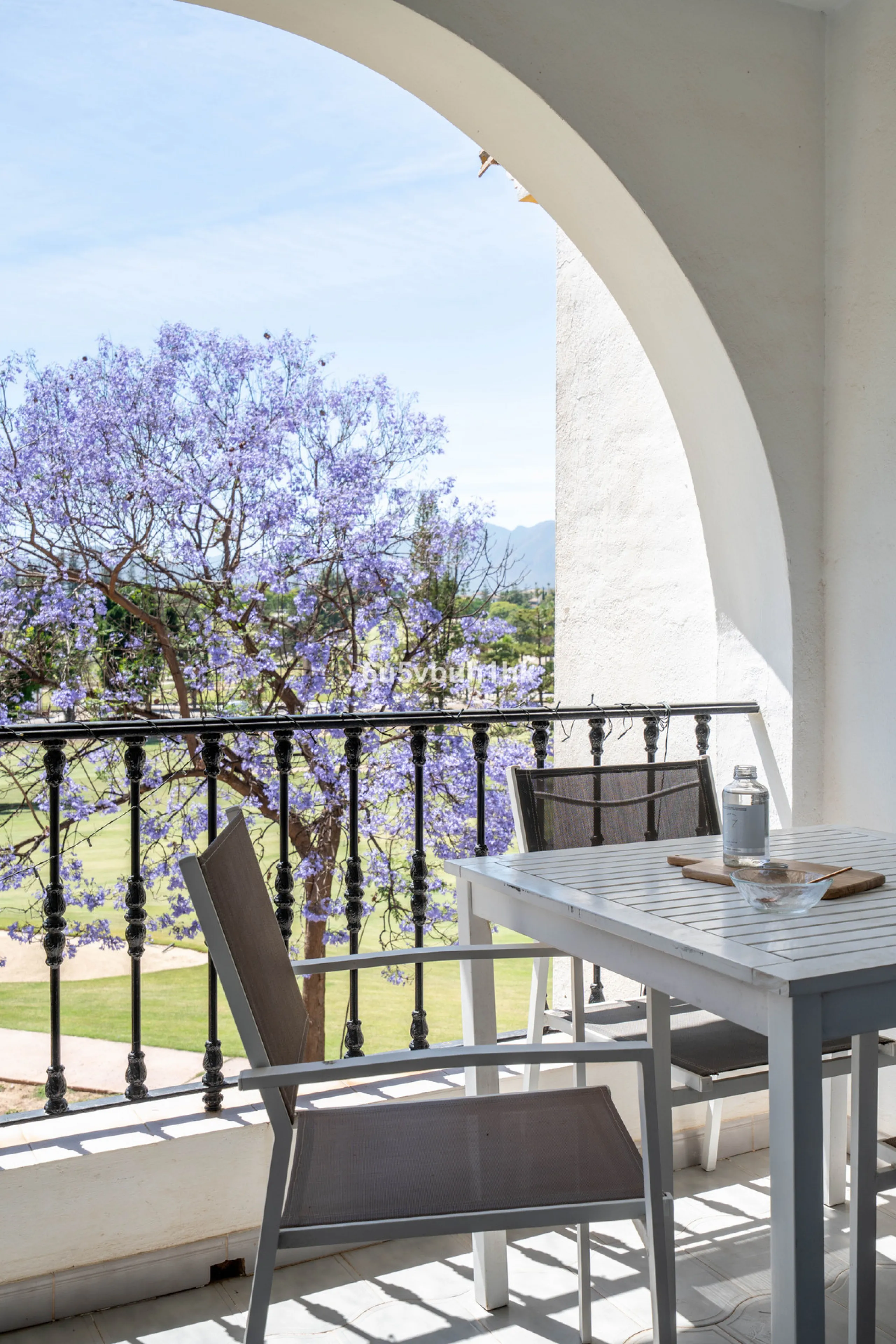 Welcome to a charming townhouse set right on the golf course in Mijas, surrounded by nature, peace, and Andalusian charm. This beautifully maintained home offers a private garden with open green views, backing directly onto a well-kept golf area, ideal fo