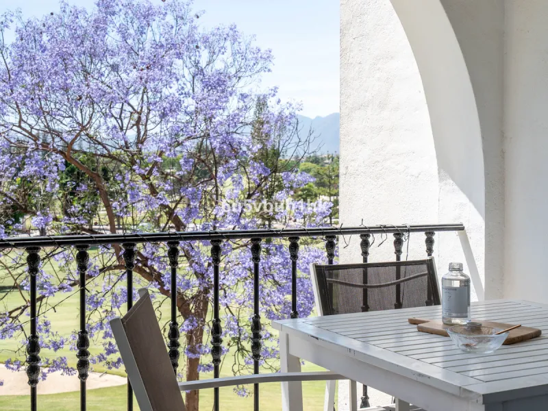 Welcome to a charming townhouse set right on the golf course in Mijas, surrounded by nature, peace, and Andalusian charm. This beautifully maintained home offers a private garden with open green views, backing directly onto a well-kept golf area, ideal fo