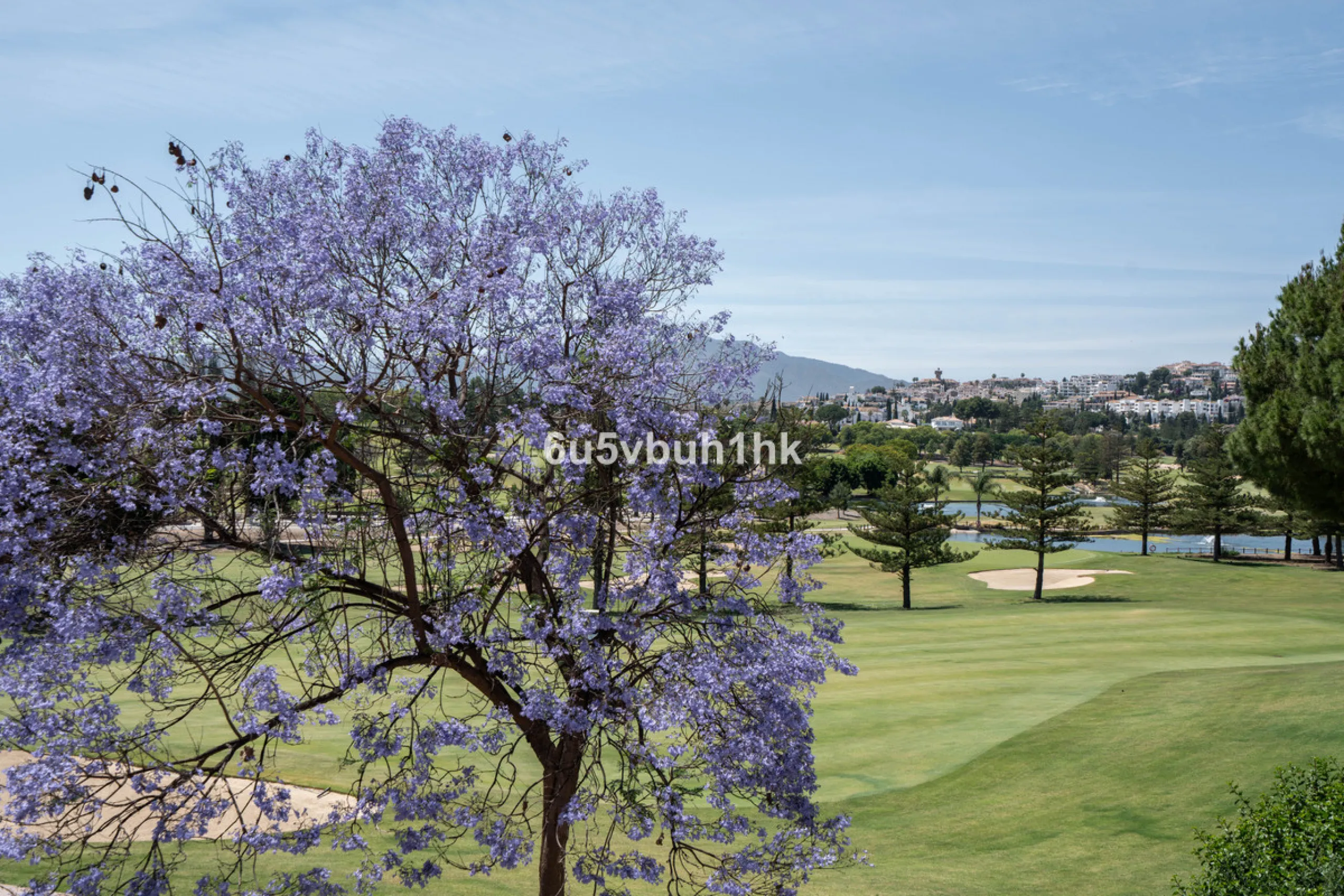 Welcome to a charming townhouse set right on the golf course in Mijas, surrounded by nature, peace, and Andalusian charm. This beautifully maintained home offers a private garden with open green views, backing directly onto a well-kept golf area, ideal fo