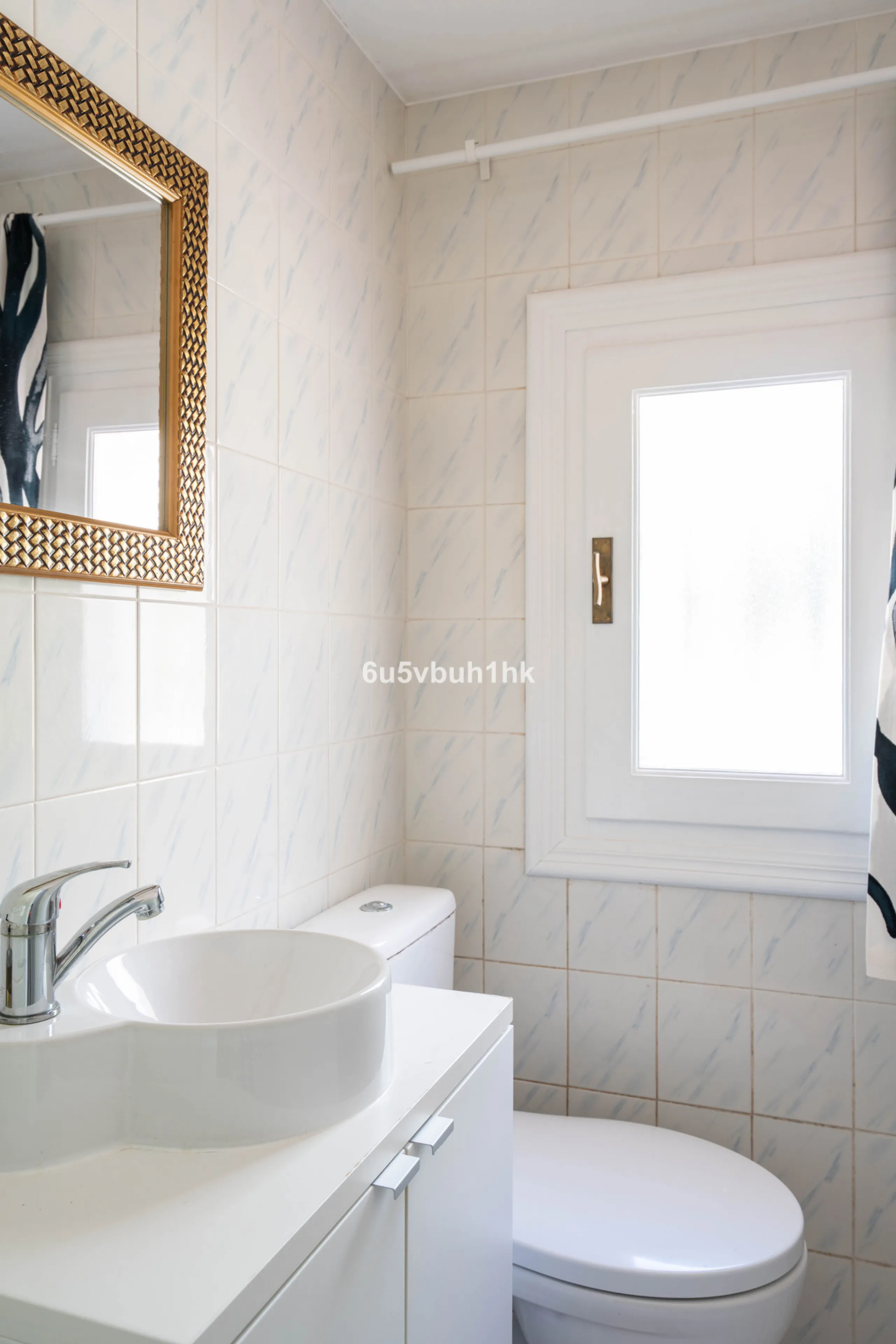 Welcome to a charming townhouse set right on the golf course in Mijas, surrounded by nature, peace, and Andalusian charm. This beautifully maintained home offers a private garden with open green views, backing directly onto a well-kept golf area, ideal fo