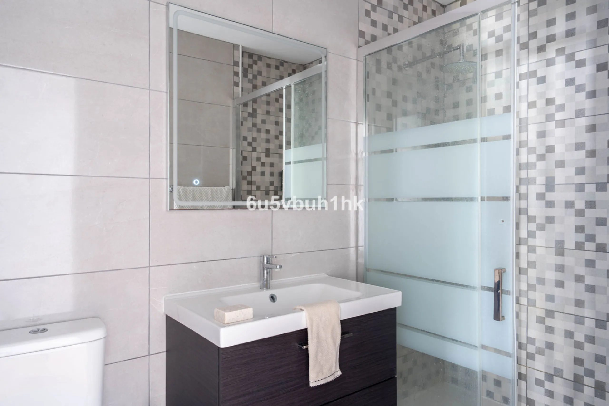 Welcome to a charming townhouse set right on the golf course in Mijas, surrounded by nature, peace, and Andalusian charm. This beautifully maintained home offers a private garden with open green views, backing directly onto a well-kept golf area, ideal fo