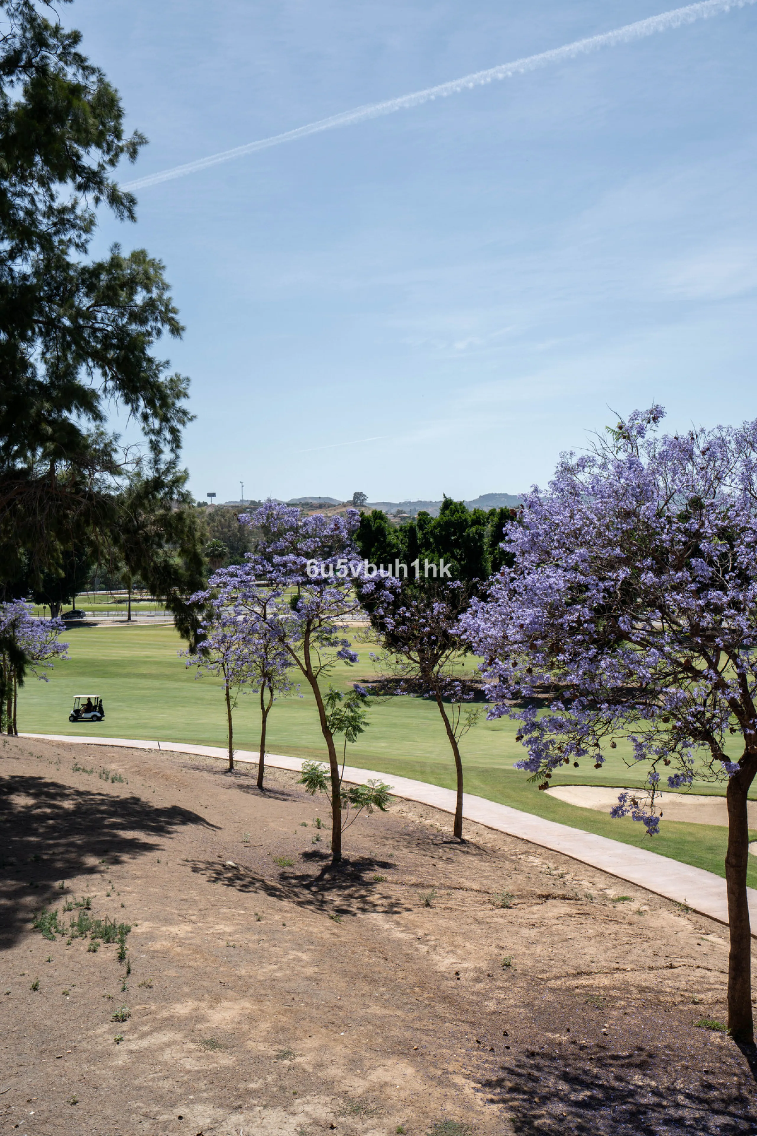 Welcome to a charming townhouse set right on the golf course in Mijas, surrounded by nature, peace, and Andalusian charm. This beautifully maintained home offers a private garden with open green views, backing directly onto a well-kept golf area, ideal fo
