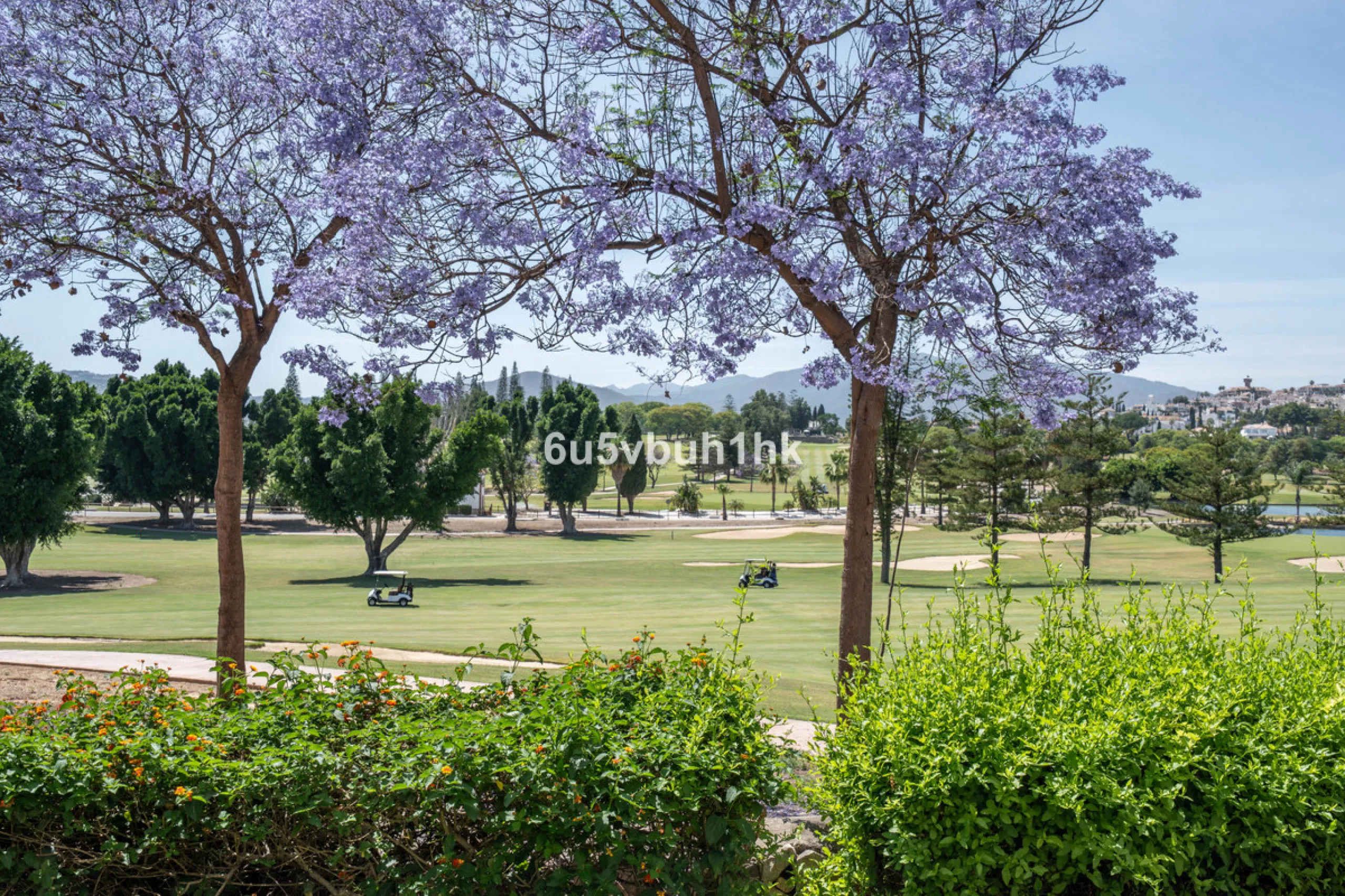 Welcome to a charming townhouse set right on the golf course in Mijas, surrounded by nature, peace, and Andalusian charm. This beautifully maintained home offers a private garden with open green views, backing directly onto a well-kept golf area, ideal fo