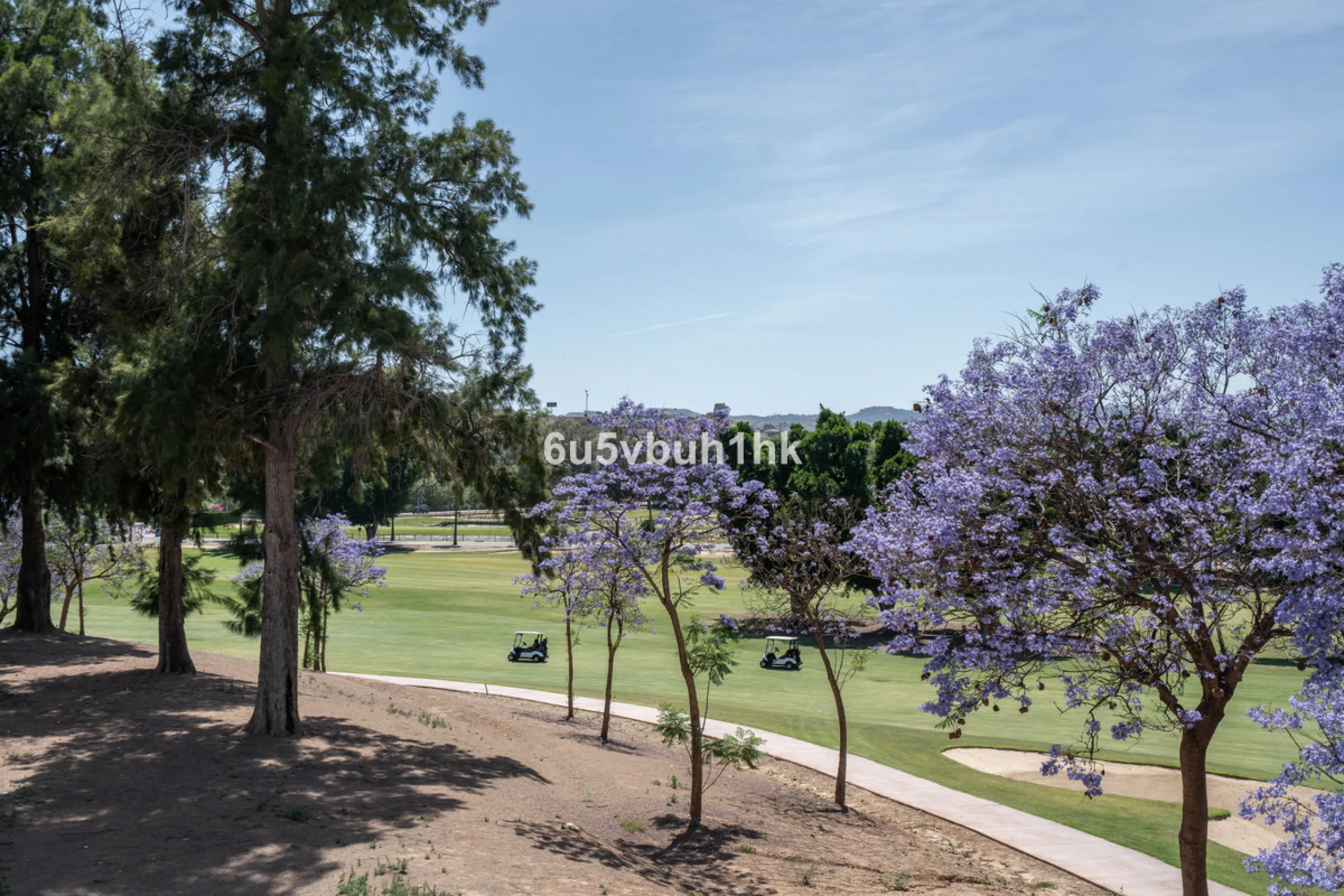 Welcome to a charming townhouse set right on the golf course in Mijas, surrounded by nature, peace, and Andalusian charm. This beautifully maintained home offers a private garden with open green views, backing directly onto a well-kept golf area, ideal fo
