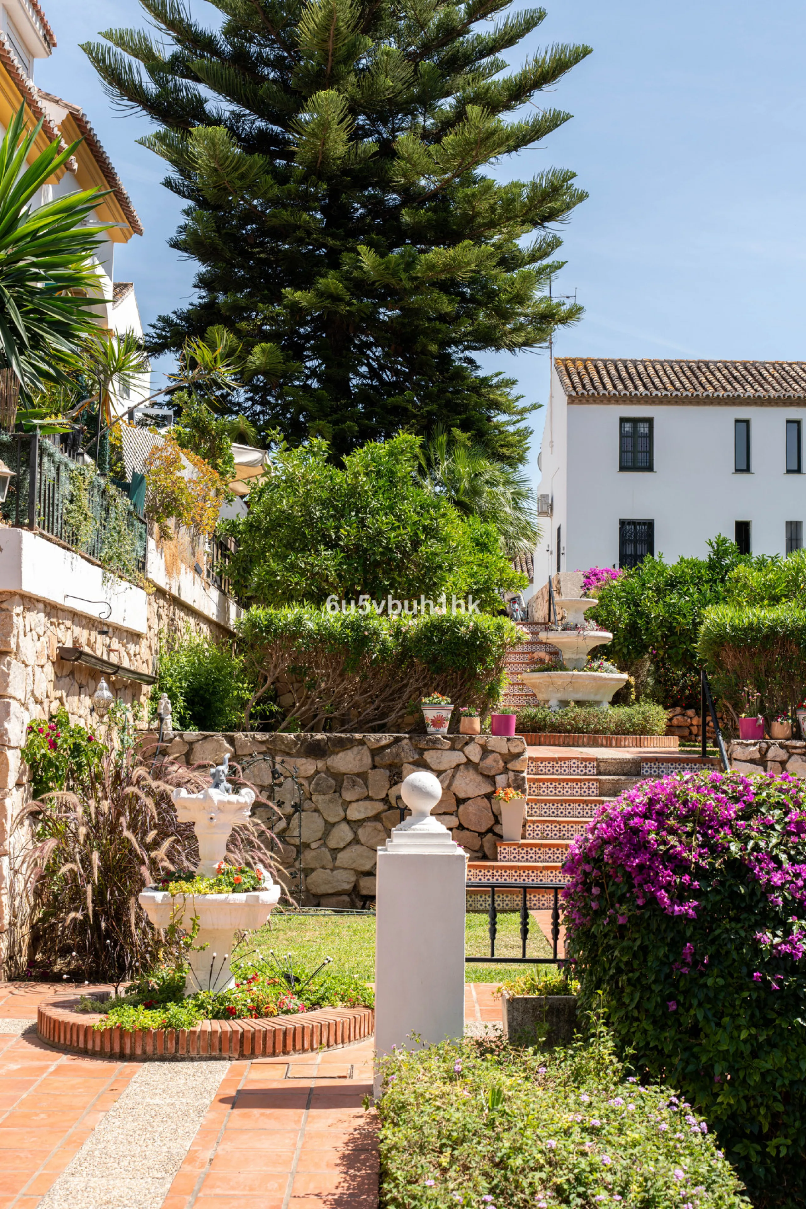 Welcome to a charming townhouse set right on the golf course in Mijas, surrounded by nature, peace, and Andalusian charm. This beautifully maintained home offers a private garden with open green views, backing directly onto a well-kept golf area, ideal fo