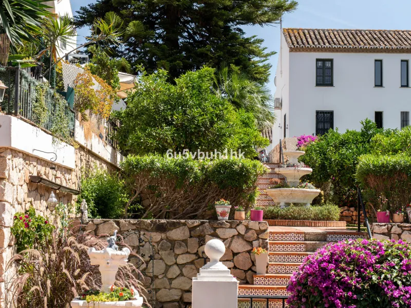 Welcome to a charming townhouse set right on the golf course in Mijas, surrounded by nature, peace, and Andalusian charm. This beautifully maintained home offers a private garden with open green views, backing directly onto a well-kept golf area, ideal fo