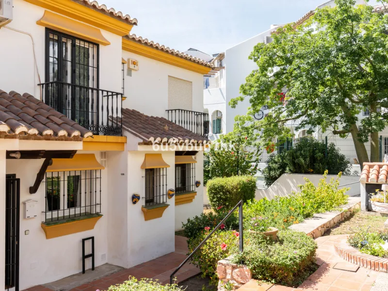 Welcome to a charming townhouse set right on the golf course in Mijas, surrounded by nature, peace, and Andalusian charm. This beautifully maintained home offers a private garden with open green views, backing directly onto a well-kept golf area, ideal fo