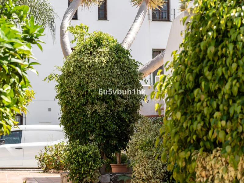 Welcome to a charming townhouse set right on the golf course in Mijas, surrounded by nature, peace, and Andalusian charm. This beautifully maintained home offers a private garden with open green views, backing directly onto a well-kept golf area, ideal fo