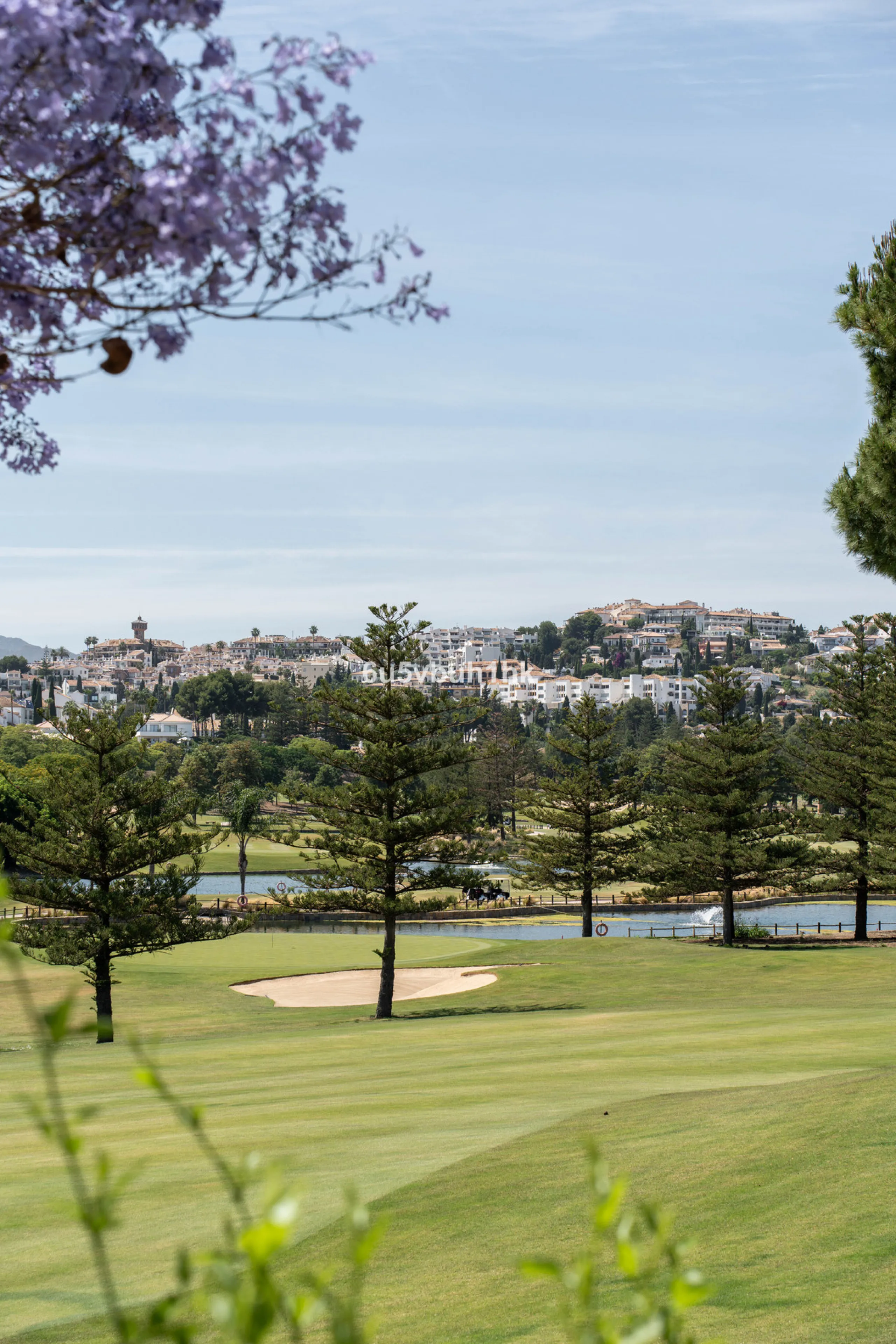 Welcome to a charming townhouse set right on the golf course in Mijas, surrounded by nature, peace, and Andalusian charm. This beautifully maintained home offers a private garden with open green views, backing directly onto a well-kept golf area, ideal fo