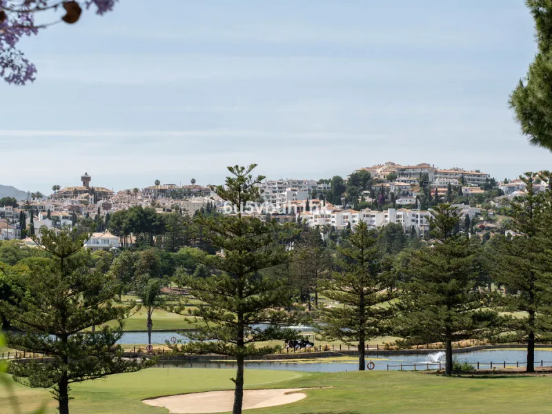 Welcome to a charming townhouse set right on the golf course in Mijas, surrounded by nature, peace, and Andalusian charm. This beautifully maintained home offers a private garden with open green views, backing directly onto a well-kept golf area, ideal fo