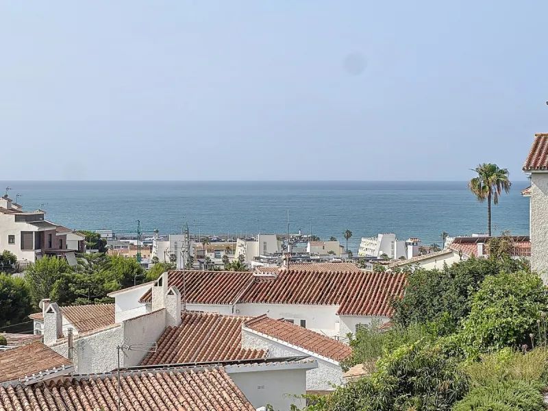 This charming two-story home in Caleta de Vélez offers 169.38 m2 of usable space and 220 m2 built, including terraces, in a privileged location with sea views and a swimming pool. The design blends Mediterranean charm with modern comfort, perfect for enjo