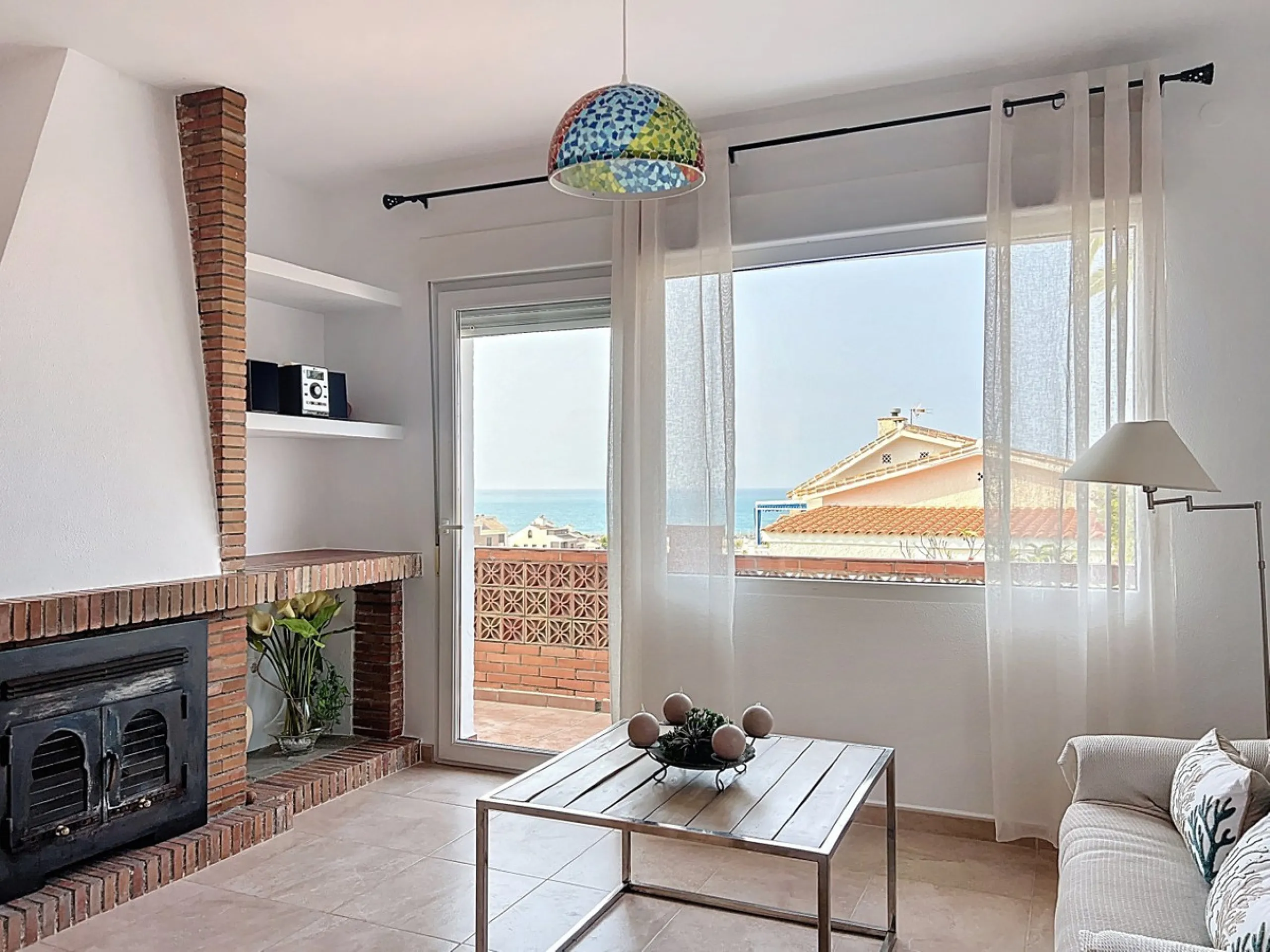 This charming two-story home in Caleta de Vélez offers 169.38 m2 of usable space and 220 m2 built, including terraces, in a privileged location with sea views and a swimming pool. The design blends Mediterranean charm with modern comfort, perfect for enjo