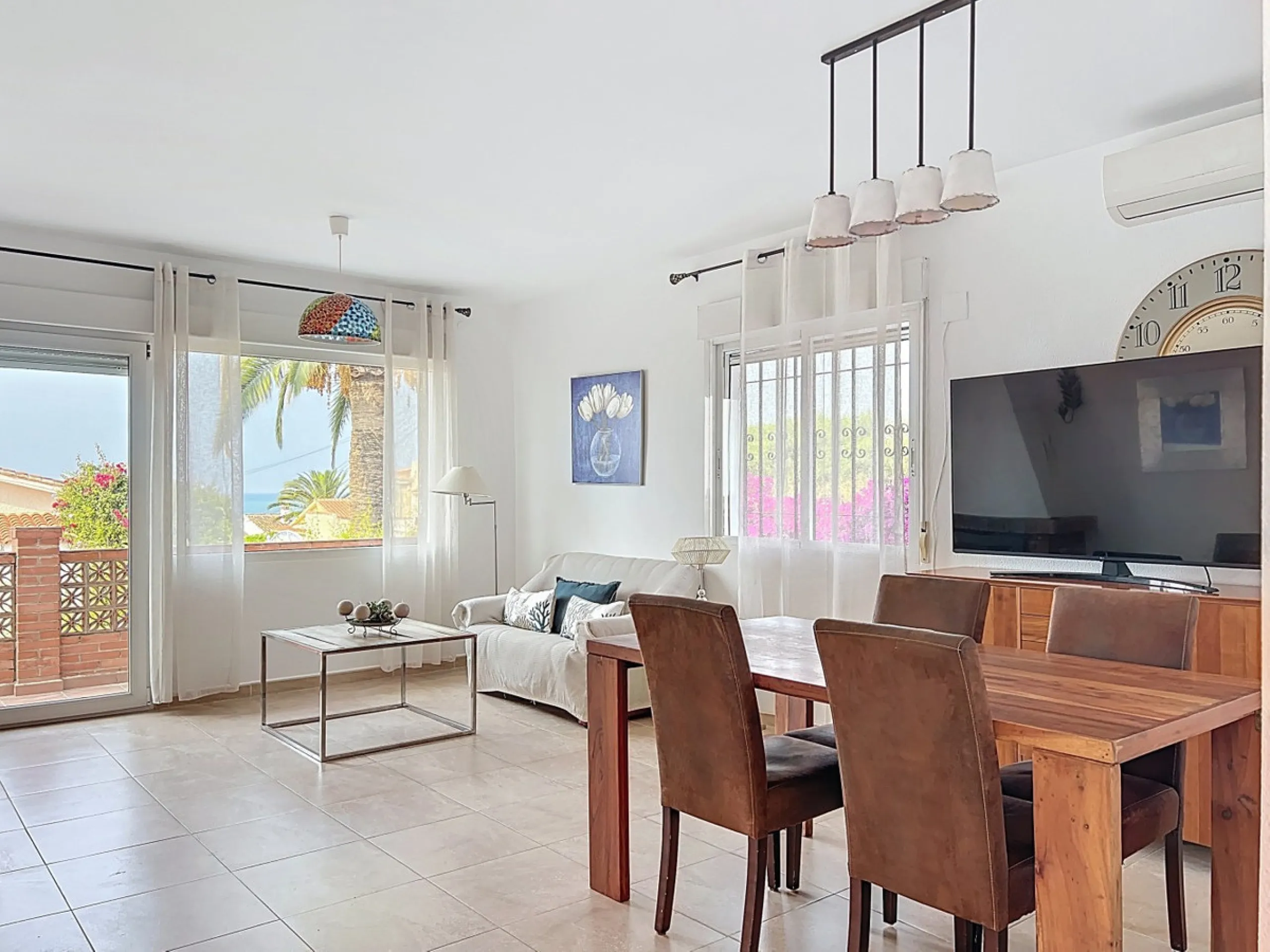 This charming two-story home in Caleta de Vélez offers 169.38 m2 of usable space and 220 m2 built, including terraces, in a privileged location with sea views and a swimming pool. The design blends Mediterranean charm with modern comfort, perfect for enjo