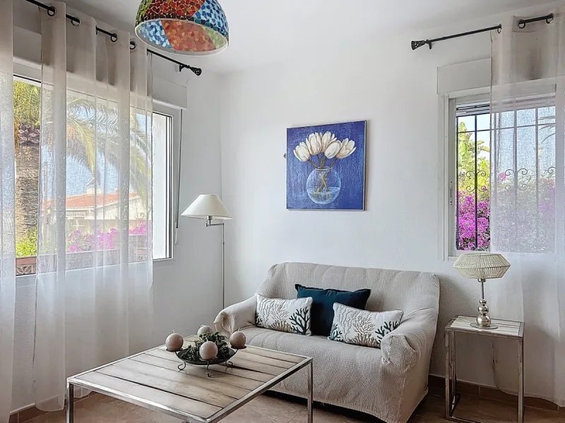 This charming two-story home in Caleta de Vélez offers 169.38 m2 of usable space and 220 m2 built, including terraces, in a privileged location with sea views and a swimming pool. The design blends Mediterranean charm with modern comfort, perfect for enjo