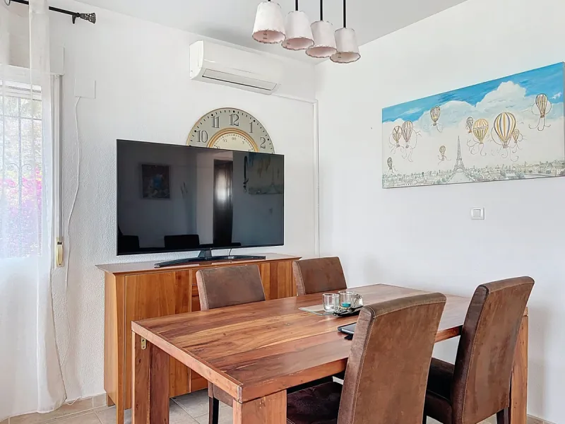 This charming two-story home in Caleta de Vélez offers 169.38 m2 of usable space and 220 m2 built, including terraces, in a privileged location with sea views and a swimming pool. The design blends Mediterranean charm with modern comfort, perfect for enjo