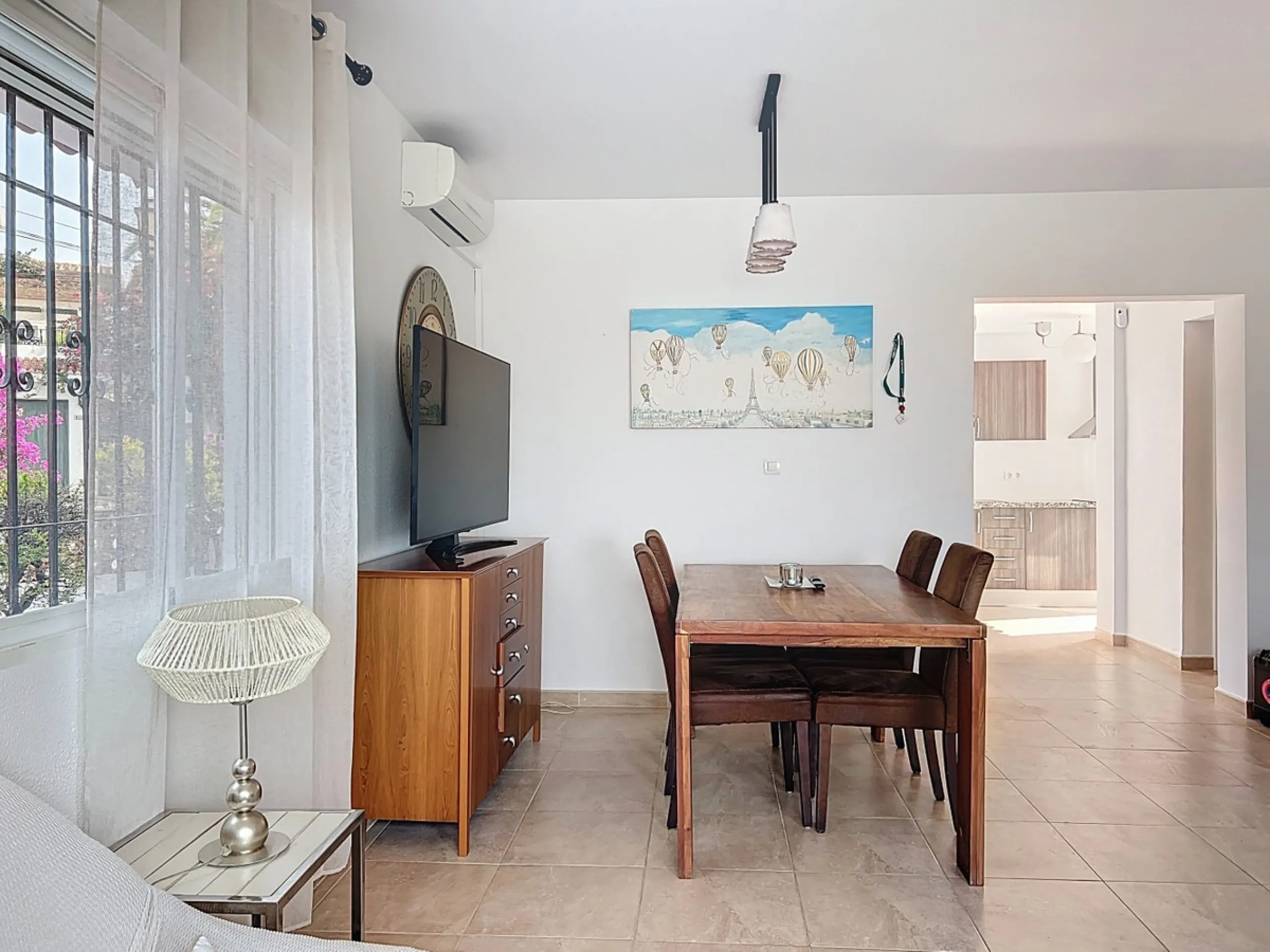 This charming two-story home in Caleta de Vélez offers 169.38 m2 of usable space and 220 m2 built, including terraces, in a privileged location with sea views and a swimming pool. The design blends Mediterranean charm with modern comfort, perfect for enjo
