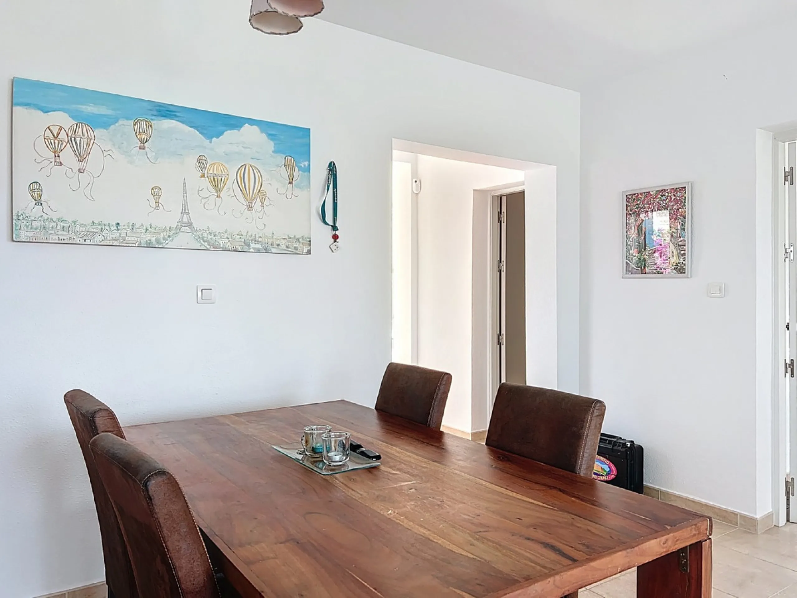 This charming two-story home in Caleta de Vélez offers 169.38 m2 of usable space and 220 m2 built, including terraces, in a privileged location with sea views and a swimming pool. The design blends Mediterranean charm with modern comfort, perfect for enjo