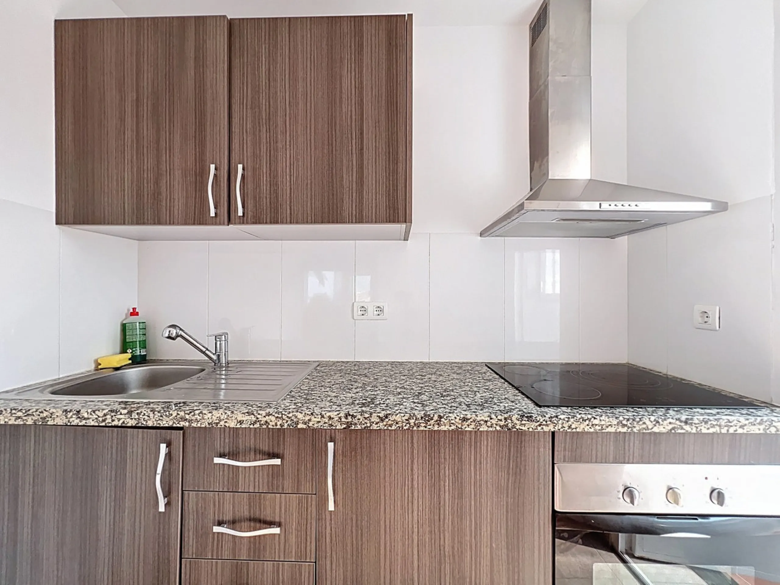 This charming two-story home in Caleta de Vélez offers 169.38 m2 of usable space and 220 m2 built, including terraces, in a privileged location with sea views and a swimming pool. The design blends Mediterranean charm with modern comfort, perfect for enjo