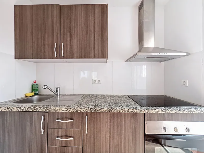 This charming two-story home in Caleta de Vélez offers 169.38 m2 of usable space and 220 m2 built, including terraces, in a privileged location with sea views and a swimming pool. The design blends Mediterranean charm with modern comfort, perfect for enjo