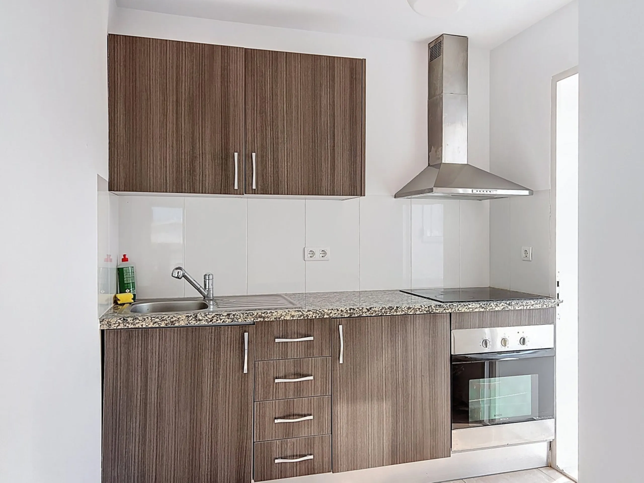 This charming two-story home in Caleta de Vélez offers 169.38 m2 of usable space and 220 m2 built, including terraces, in a privileged location with sea views and a swimming pool. The design blends Mediterranean charm with modern comfort, perfect for enjo