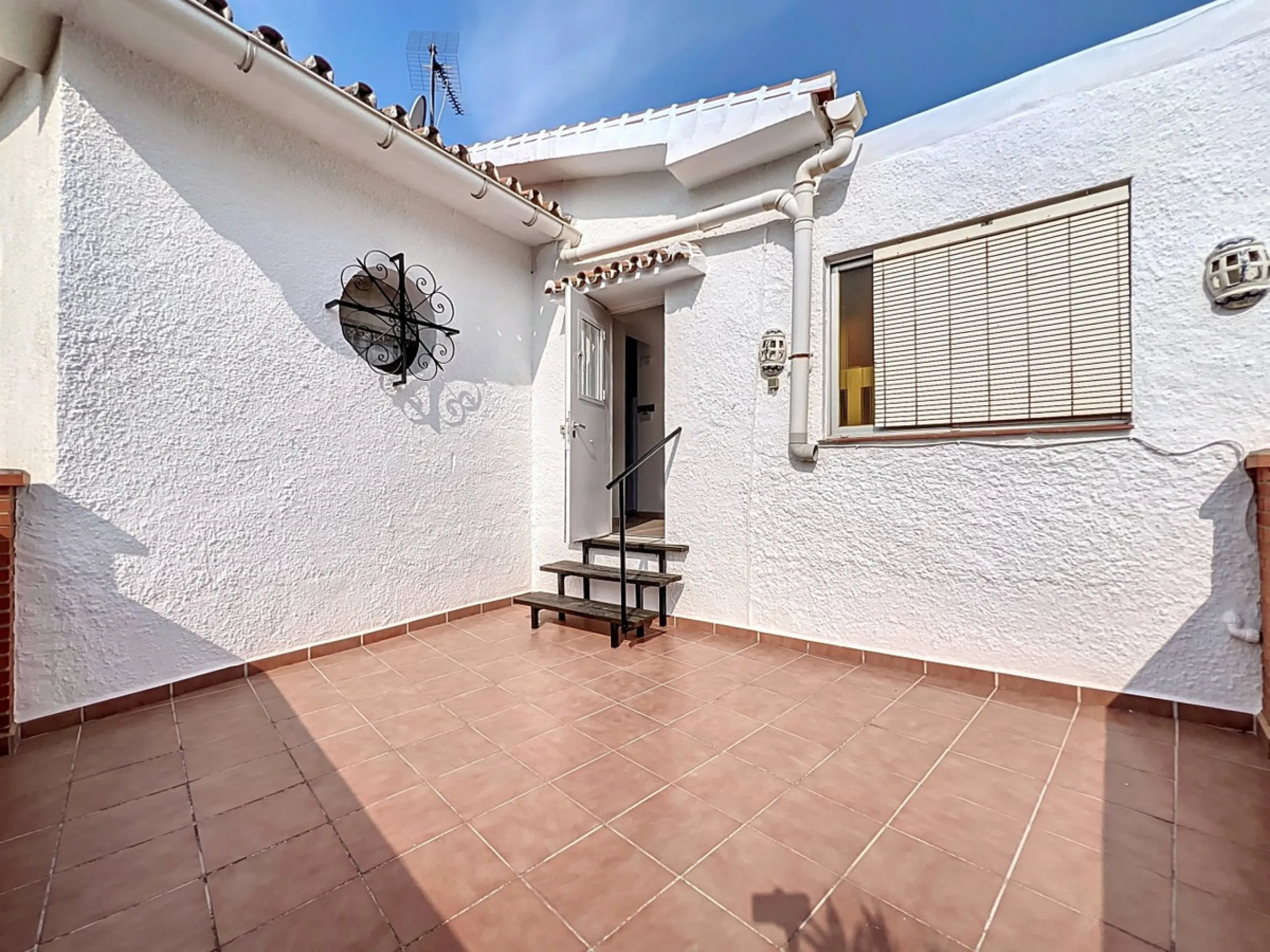 This charming two-story home in Caleta de Vélez offers 169.38 m2 of usable space and 220 m2 built, including terraces, in a privileged location with sea views and a swimming pool. The design blends Mediterranean charm with modern comfort, perfect for enjo