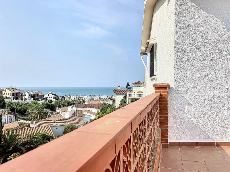 This charming two-story home in Caleta de Vélez offers 169.38 m2 of usable space and 220 m2 built, including terraces, in a privileged location with sea views and a swimming pool. The design blends Mediterranean charm with modern comfort, perfect for enjo