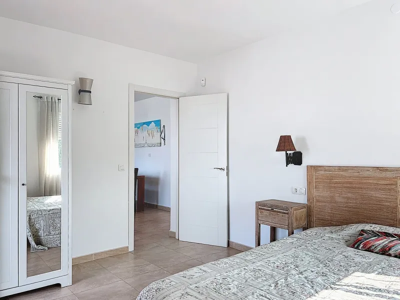 This charming two-story home in Caleta de Vélez offers 169.38 m2 of usable space and 220 m2 built, including terraces, in a privileged location with sea views and a swimming pool. The design blends Mediterranean charm with modern comfort, perfect for enjo