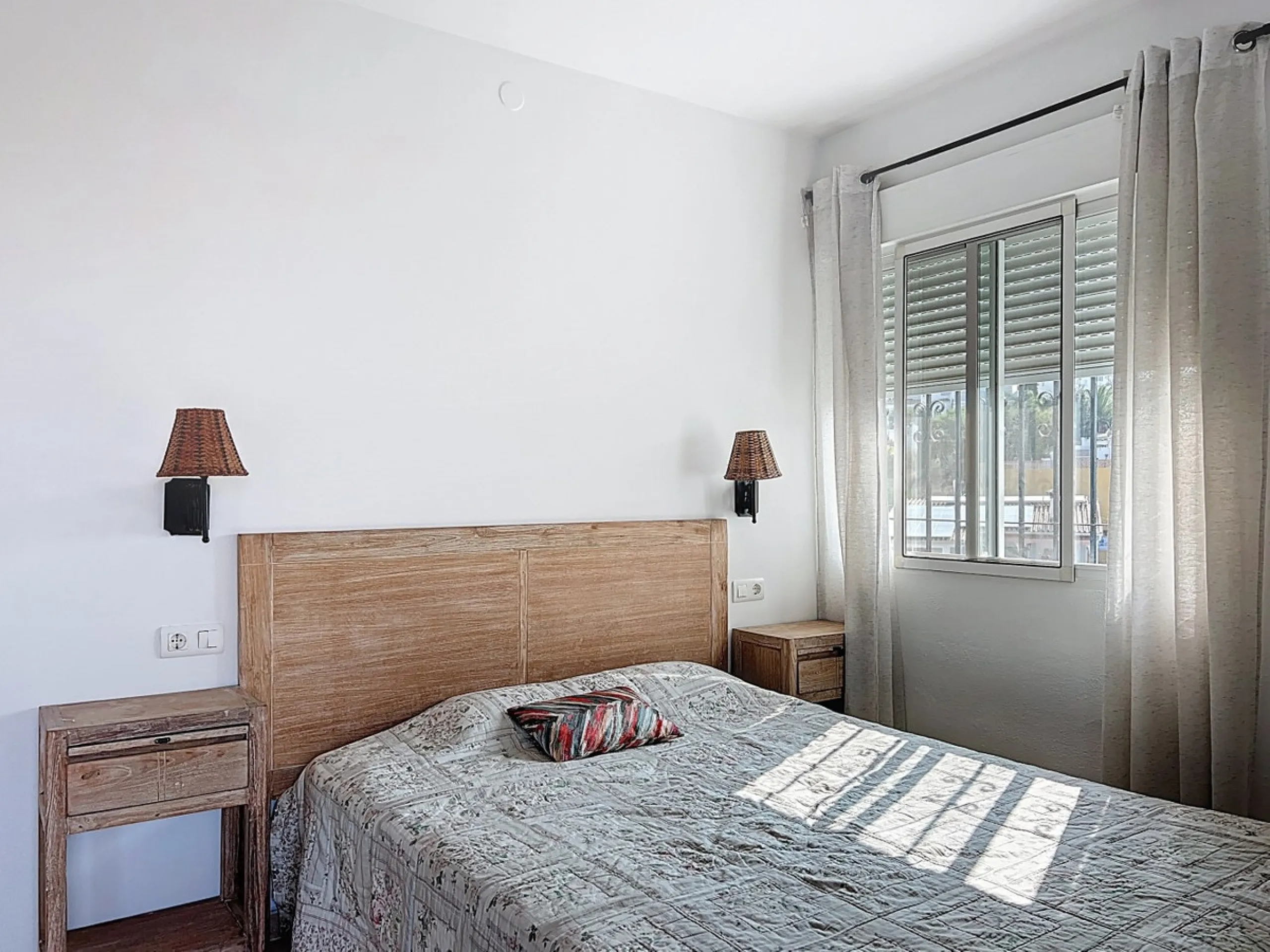 This charming two-story home in Caleta de Vélez offers 169.38 m2 of usable space and 220 m2 built, including terraces, in a privileged location with sea views and a swimming pool. The design blends Mediterranean charm with modern comfort, perfect for enjo