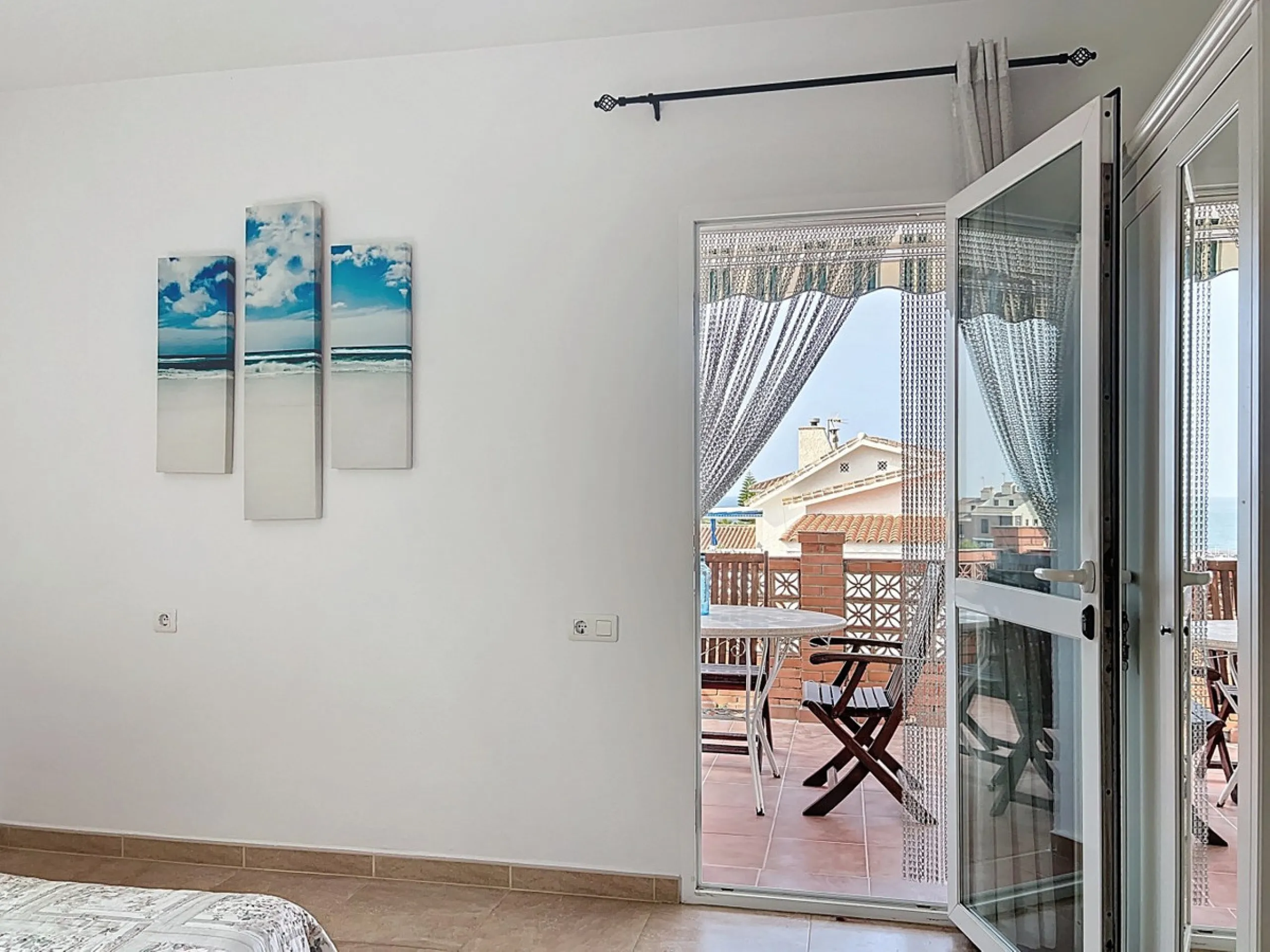 This charming two-story home in Caleta de Vélez offers 169.38 m2 of usable space and 220 m2 built, including terraces, in a privileged location with sea views and a swimming pool. The design blends Mediterranean charm with modern comfort, perfect for enjo