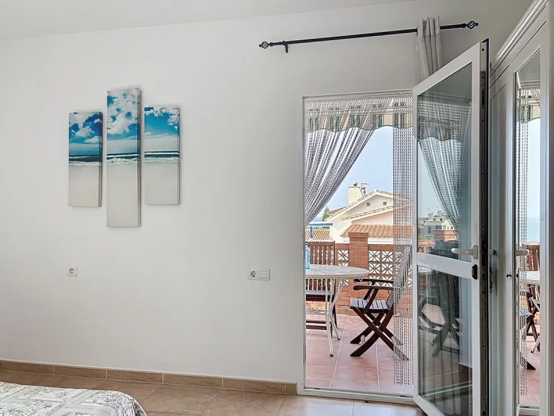This charming two-story home in Caleta de Vélez offers 169.38 m2 of usable space and 220 m2 built, including terraces, in a privileged location with sea views and a swimming pool. The design blends Mediterranean charm with modern comfort, perfect for enjo