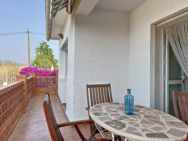 This charming two-story home in Caleta de Vélez offers 169.38 m2 of usable space and 220 m2 built, including terraces, in a privileged location with sea views and a swimming pool. The design blends Mediterranean charm with modern comfort, perfect for enjo