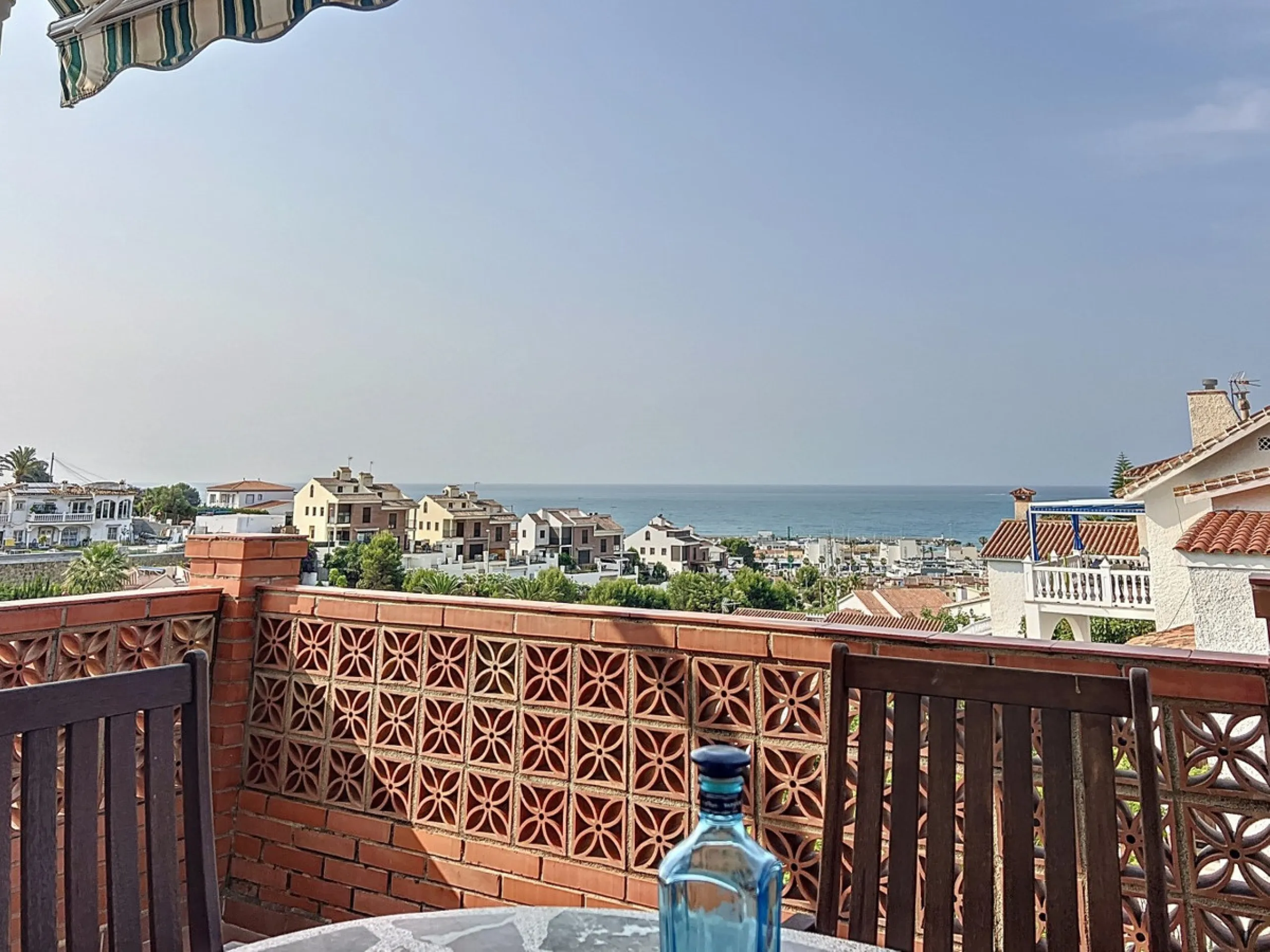 This charming two-story home in Caleta de Vélez offers 169.38 m2 of usable space and 220 m2 built, including terraces, in a privileged location with sea views and a swimming pool. The design blends Mediterranean charm with modern comfort, perfect for enjo