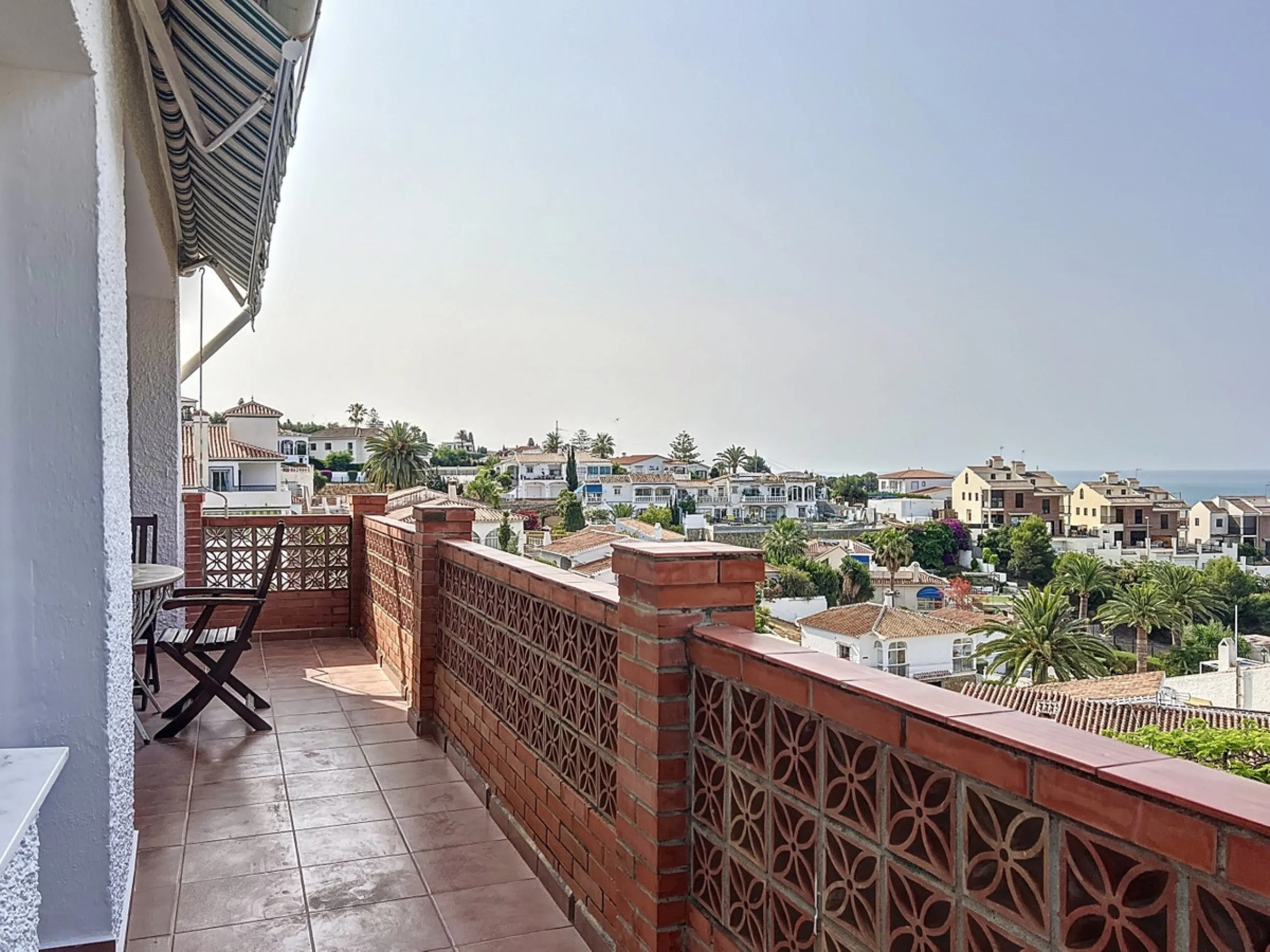 This charming two-story home in Caleta de Vélez offers 169.38 m2 of usable space and 220 m2 built, including terraces, in a privileged location with sea views and a swimming pool. The design blends Mediterranean charm with modern comfort, perfect for enjo