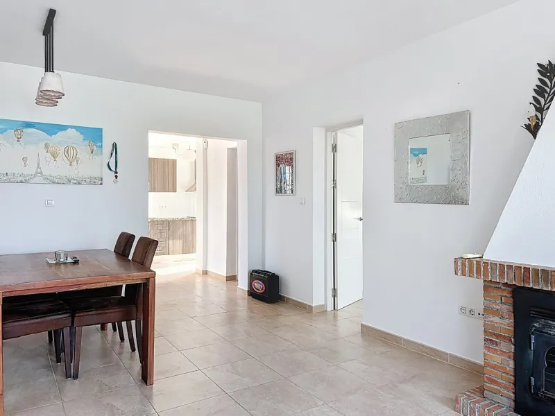 This charming two-story home in Caleta de Vélez offers 169.38 m2 of usable space and 220 m2 built, including terraces, in a privileged location with sea views and a swimming pool. The design blends Mediterranean charm with modern comfort, perfect for enjo